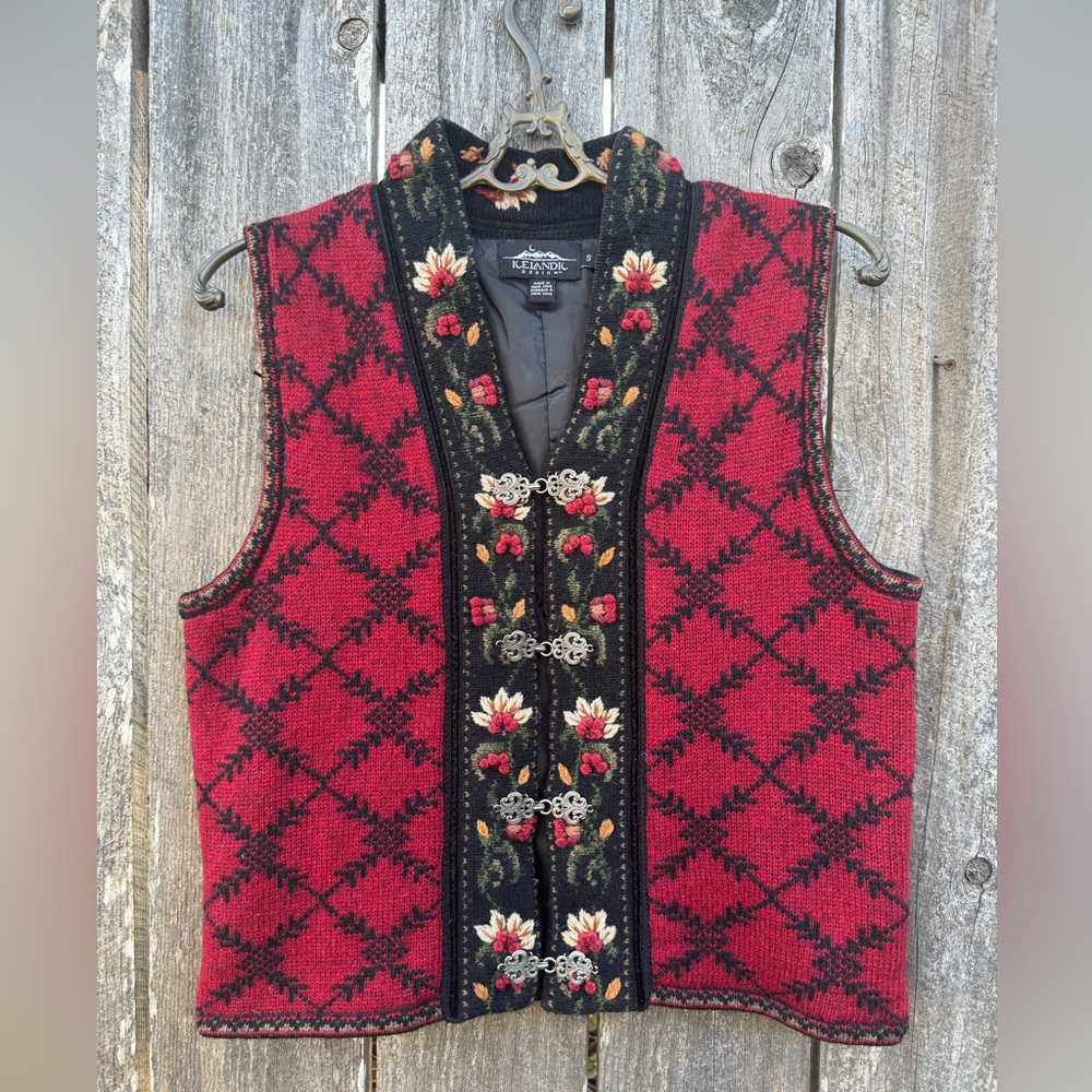 Vintage Icelandic Design Red Embroidered floral Vest Sz S hook closure *514